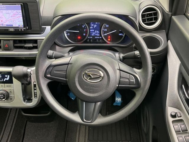 �C���e���A�ɍ��킹���f�U�C���̃X�e�A�����O�́A�^�]�������̂��Ƃ��l���A�^�]���₷���`��A�傫���ł��B�����x�A���ۂɐG���Ă��m���߂��������B
