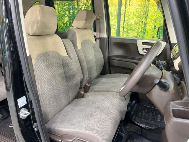 運転席シート廻りは使用感も少なく、良好な状態となっています。前オーナー様が丁寧に使っていたことがよくわかりますね。