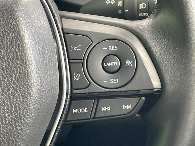 【レーダークルーズコントロール】高速道路での長距離走行が楽に!!自動で速度を保つクルーズコントロールが、衝突軽減システムと連携し、前方の車両を感知して車間を保つように速度調節してくれます!!