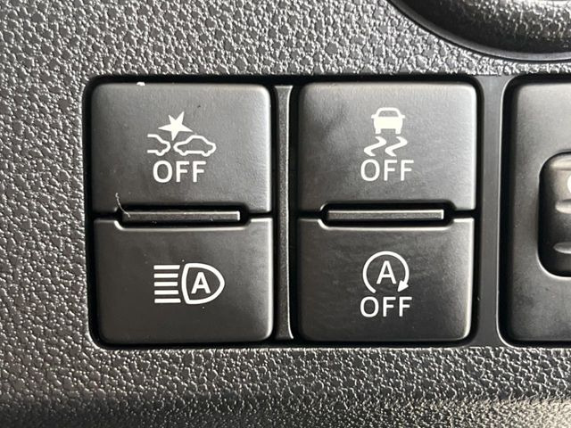 【スマートアシスト】走行中に前方の車両等を認識し、衝突しそうな時は警報とブレーキで衝突回避と被害軽減をアシスト。より安全にドライブをお楽しみいただけます。
