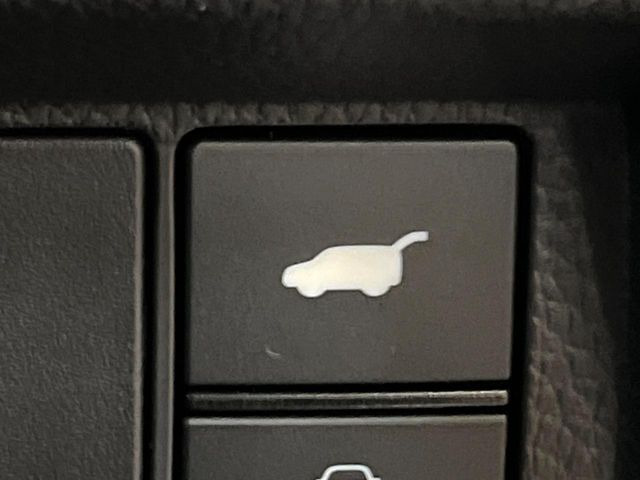 【パワーバックドア】スマートキーや運転席のボタンを押すだけでリアゲートが自動で開閉します!荷物を持っている時や、高い位置にあるバックドアを閉める際に便利な機能です♪