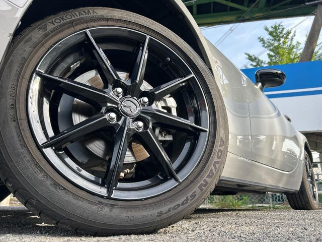 �y����16�C���`�A���~�z�C�[���z�O�ςɃ}�b�`���������A���~�z�C�[���𑕒����Ă���܂��B�e��ЊO�A���~�z�C�[����A�X�^�b�h���X�^�C�����戵�����Ă���܂��B���񂲑��k����������