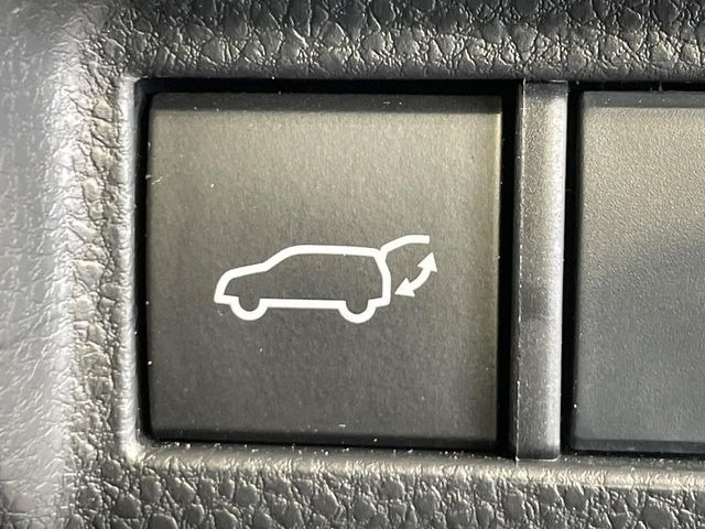 【パワーバックドア】スマートキーや運転席のボタンを押すだけでリアゲートが自動で開閉します!荷物を持っている時や、高い位置にあるバックドアを閉める際に便利な機能です♪