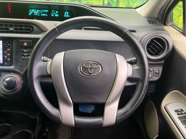 �C���e���A�ɍ��킹���f�U�C���̃X�e�A�����O�́A�^�]�������̂��Ƃ��l���A�^�]���₷���`��A�傫���ł��B�����x�A���ۂɐG���Ă��m���߂��������B