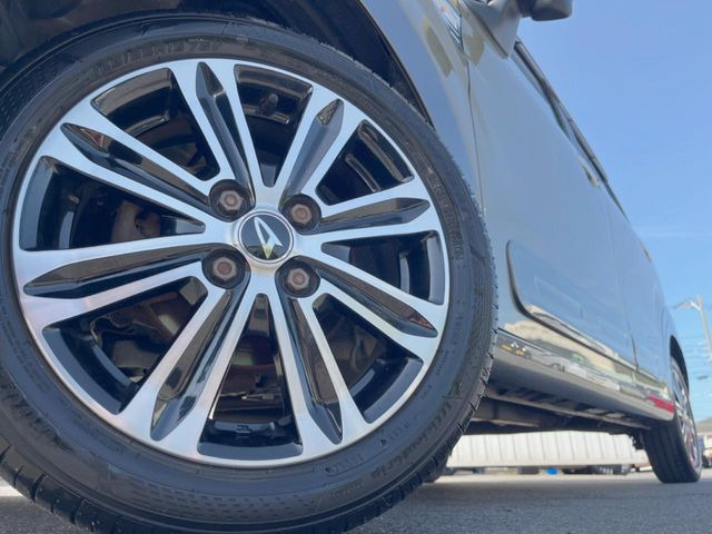 �y�����A���~�z�C�[���z�O�ςɃ}�b�`���������A���~�z�C�[���𑕒����Ă���܂��B�e��ЊO�A���~�z�C�[����A�X�^�b�h���X�^�C�����戵�����Ă���܂��B���񂲑��k����������
