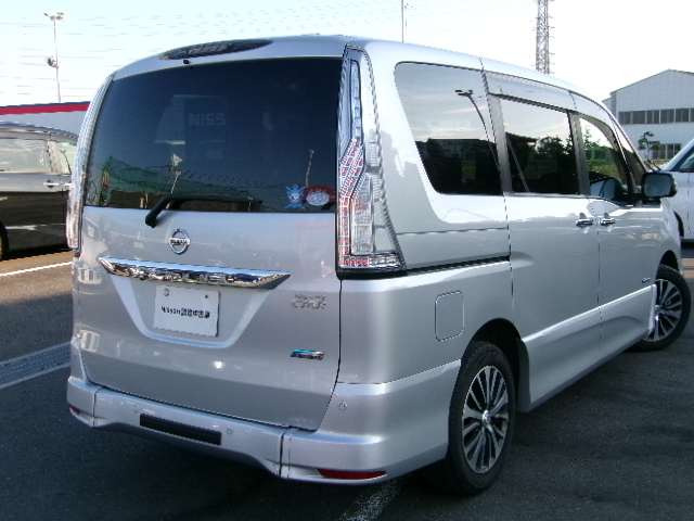 セレナ2.0 ハイウェイスター S-HYBRID チェアキャブスロープ車いす1名セカンド仕様