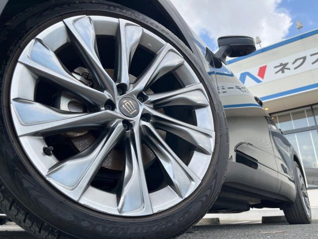 �y����21�C���`�A���~�z�C�[���z�O�ςɃ}�b�`���������A���~�z�C�[���𑕒����Ă���܂��B�e��ЊO�A���~�z�C�[����A�X�^�b�h���X�^�C�����戵�����Ă���܂��B���񂲑��k����������
