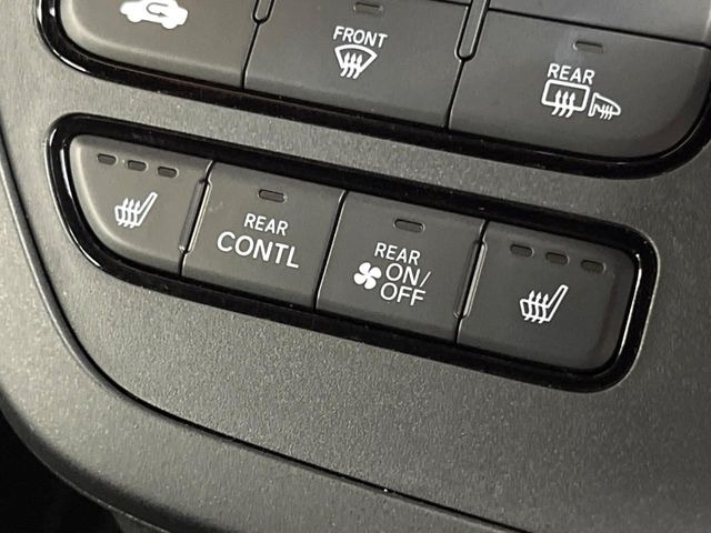 【シートヒーター】寒い日に重宝するシートヒーター!エアコンより早く温まってくれるので寒がりの人も安心ですね♪エアコンの温風は乾燥するから苦手、という方にもをおすすめです。