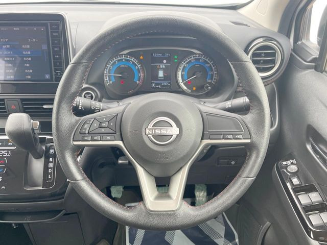 �C���e���A�ɍ��킹���f�U�C���̃X�e�A�����O�́A�^�]�������̂��Ƃ��l���A�^�]���₷���`��A�傫���ł��B�����x�A���ۂɐG���Ă��m���߂��������B