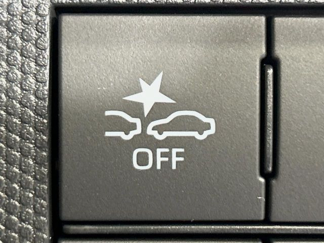 【スマートアシスト】走行中に前方の車両等を認識し、衝突しそうな時は警報とブレーキで衝突回避と被害軽減をアシスト。より安全にドライブをお楽しみいただけます。