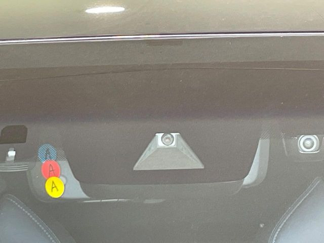【トヨタセーフティセンス】走行中に前方の車両等を認識し、衝突しそうな時は警報とブレーキで衝突回避と被害軽減をアシスト。より安全にドライブをお楽しみいただけます。