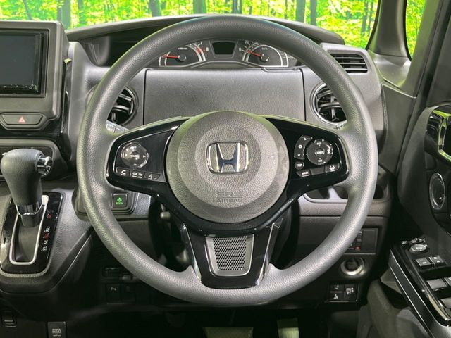 インテリアに合わせたデザインのステアリングは、運転される方のことも考え、運転しやすい形状、大きさです。是非一度、実際に触ってお確かめください。
