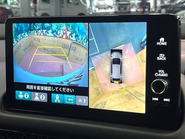 【マルチビューカメラシステム】専用のカメラにより、上から見下ろしたような視点で360度クルマの周囲を確認することができます☆死角部分も確認しやすく、狭い場所での切り返しや駐車もスムーズに行えます。