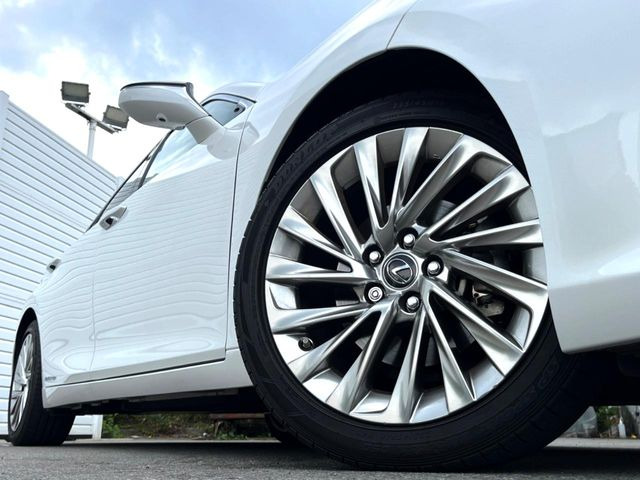 �y����18�C���`�A���~�z�C�[���z�O�ςɃ}�b�`���������A���~�z�C�[���𑕒����Ă���܂��B�e��ЊO�A���~�z�C�[����A�X�^�b�h���X�^�C�����戵�����Ă���܂��B���񂲑��k����������