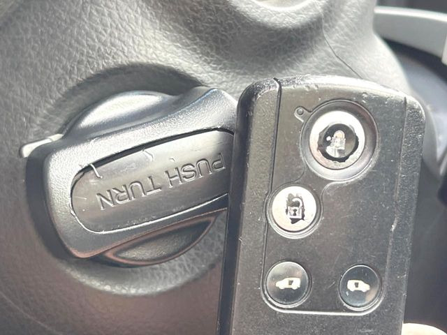 �yHonda�X�}�[�g�L�[�z�J�o����|�P�b�g�ɓ��ꂽ�܂܂ł��h�A�̎{���E�������\�ȃX�}�[�g�L�[�𑕔��B�G���W���̃I���E�I�t�����J�M�����o���K�v����������Ƃ��Ă��֗��ł���