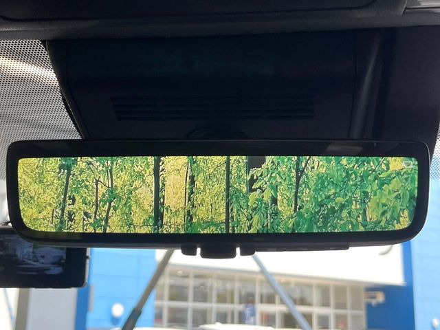 【デジタルインナーミラー】後席の大きな荷物や同乗者で後方が確認しづらい時でも安心!カメラが撮影した車両後方の映像をルームミラー内に表示。クリアな視界で状況の確認が可能です!