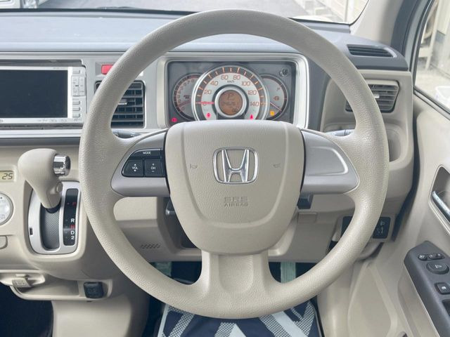 �C���e���A�ɍ��킹���f�U�C���̃X�e�A�����O�́A�^�]�������̂��Ƃ��l���A�^�]���₷���`��A�傫���ł��B�����x�A���ۂɐG���Ă��m���߂��������B