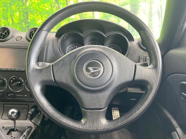 �C���e���A�ɍ��킹���f�U�C���̃X�e�A�����O�́A�^�]�������̂��Ƃ��l���A�^�]���₷���`��A�傫���ł��B�����x�A���ۂɐG���Ă��m���߂��������B