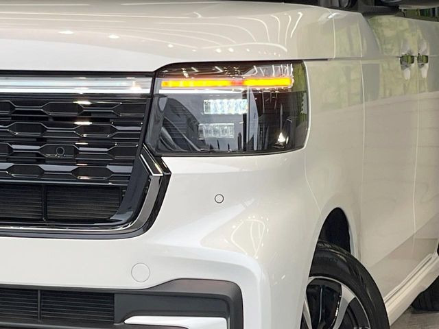 【LEDヘッドライト】悪天候や夜間走行時も良好な視界を確保し安心して運転できる高輝度LEDヘッドライトを装備!点灯速度が早く、消費電力も抑えられています。