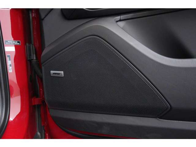 BOSE�T�E���h�V�X�e�������ڂ���Ă��邽�߃h���C�u���ł��Տꊴ�̂��鉹�y���y���߂܂��B