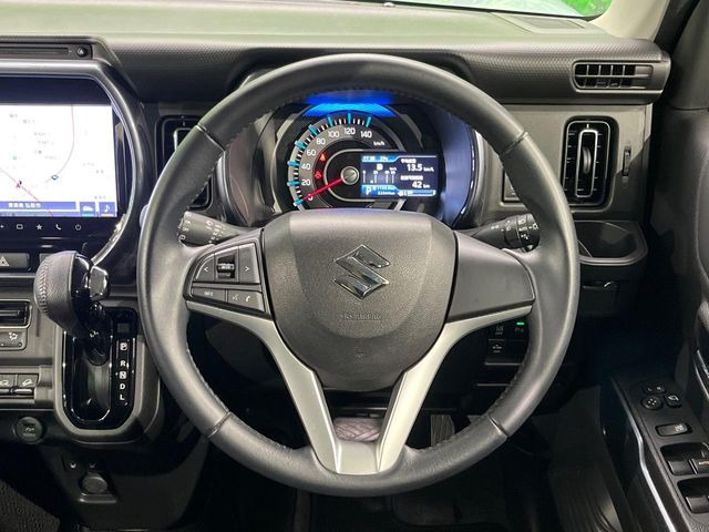�C���e���A�ɍ��킹���f�U�C���̃X�e�A�����O�́A�^�]�������̂��Ƃ��l���A�^�]���₷���`��A�傫���ł��B�����x�A���ۂɐG���Ă��m���߂��������B