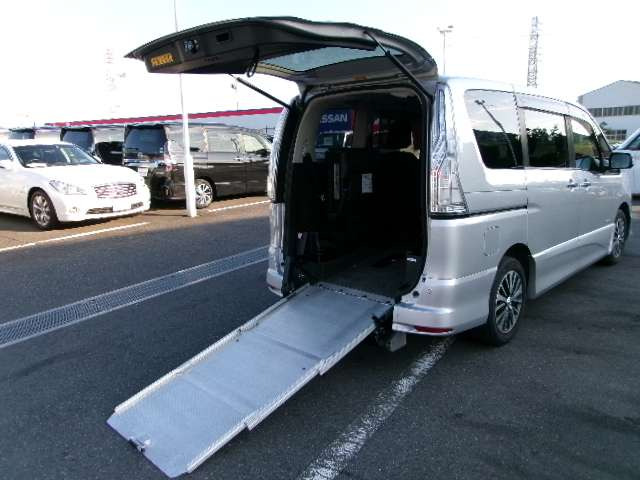セレナ2.0 ハイウェイスター S-HYBRID チェアキャブスロープ車いす1名セカンド仕様