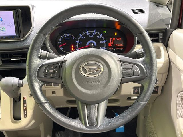 �C���e���A�ɍ��킹���f�U�C���̃X�e�A�����O�́A�^�]�������̂��Ƃ��l���A�^�]���₷���`��A�傫���ł��B�����x�A���ۂɐG���Ă��m���߂��������B