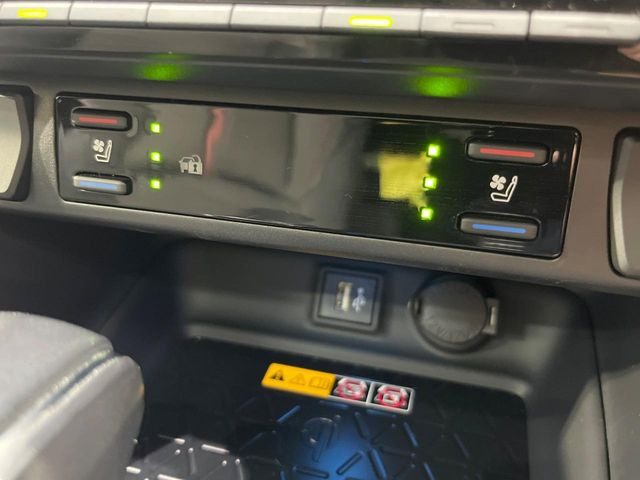 【シートヒーター&ベンチレーション】夏場は涼しい風でお尻や背中の熱やムレを防ぎ、冬はエアコンよりも早く温まってポカポカに!季節を問わず快適に過ごせます。