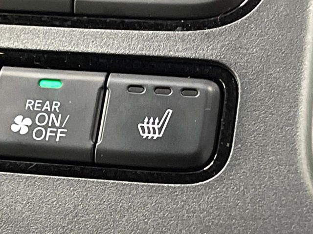 【シートヒーター】寒い日に重宝するシートヒーター!エアコンより早く温まってくれるので寒がりの人も安心ですね♪エアコンの温風は乾燥するから苦手、という方にもをおすすめです。