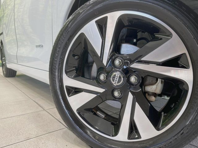 �y����15�C���`�A���~�z�C�[���z�O�ςɃ}�b�`���������A���~�z�C�[���𑕒����Ă���܂��B�e��ЊO�A���~�z�C�[����A�X�^�b�h���X�^�C�����戵�����Ă���܂��B���񂲑��k����������