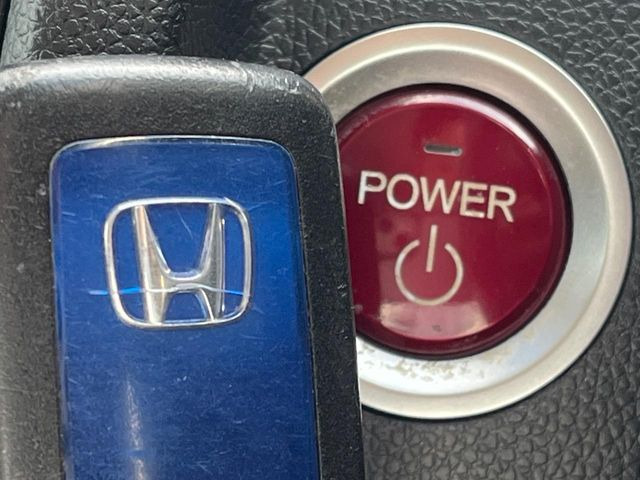 �yHonda�X�}�[�g�L�[�z�J�o����|�P�b�g�ɓ��ꂽ�܂܂ł��h�A�̎{���E�������\�ȃX�}�[�g�L�[�𑕔��B�G���W���̃I���E�I�t�����J�M�����o���K�v����������Ƃ��Ă��֗��ł���