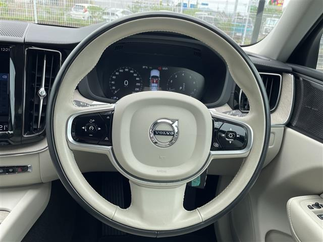 XC60B5 AWD インスクリプション 4WD