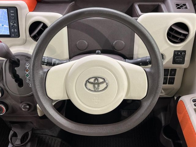 �C���e���A�ɍ��킹���f�U�C���̃X�e�A�����O�́A�^�]�������̂��Ƃ��l���A�^�]���₷���`��A�傫���ł��B�����x�A���ۂɐG���Ă��m���߂��������B