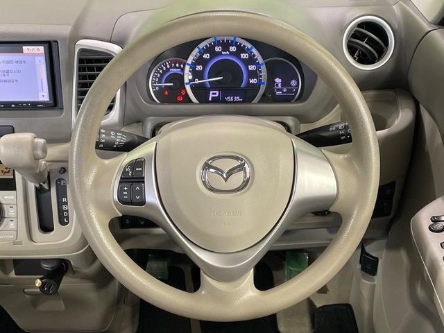 �C���e���A�ɍ��킹���f�U�C���̃X�e�A�����O�́A�^�]�������̂��Ƃ��l���A�^�]���₷���`��A�傫���ł��B�����x�A���ۂɐG���Ă��m���߂��������B