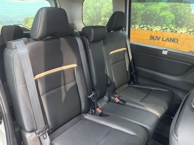 �Z�J���h�V�[�g�͒������������ƂȂ��Ă���A�X���C�h����ΒʘH�X�y�[�X���o��!�O��̈ړ����Ƃ��Ă��ȒP�ł�