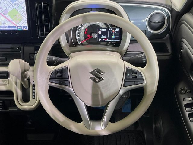 �C���e���A�ɍ��킹���f�U�C���̃X�e�A�����O�́A�^�]�������̂��Ƃ��l���A�^�]���₷���`��A�傫���ł��B�����x�A���ۂɐG���Ă��m���߂��������B