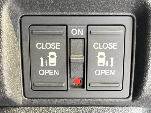 【両側パワースライドドア】スマートキーや運転席のスイッチで後席両側スライドドアの開閉が可能♪電動だから力を入れてドアを開ける必要が無く、小さなお子様でも簡単に開け閉めでき快適です♪