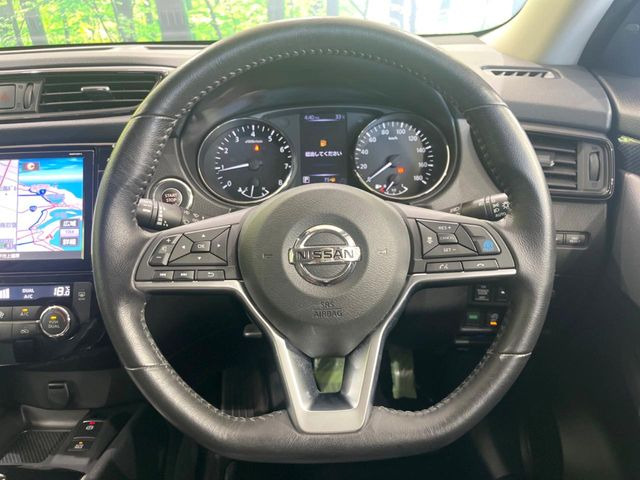 �C���e���A�ɍ��킹���f�U�C���̃X�e�A�����O�́A�^�]�������̂��Ƃ��l���A�^�]���₷���`��A�傫���ł��B�����x�A���ۂɐG���Ă��m���߂��������B
