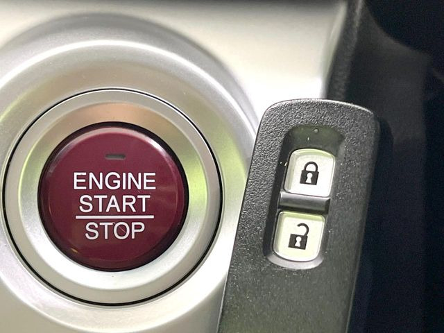 �yHonda�X�}�[�g�L�[�z�J�o����|�P�b�g�ɓ��ꂽ�܂܂ł��h�A�̎{���E�������\�ȃX�}�[�g�L�[�𑕔��B�G���W���̃I���E�I�t�����J�M�����o���K�v����������Ƃ��Ă��֗��ł���