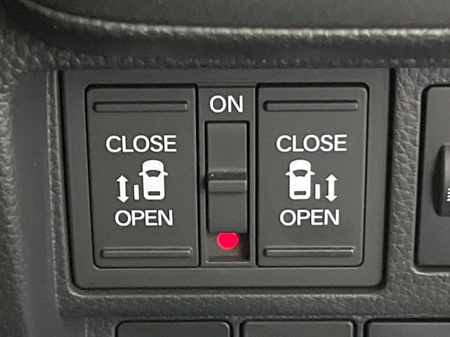 【両側パワースライドドア】スマートキーや運転席のスイッチで後席両側スライドドアの開閉が可能♪電動だから力を入れてドアを開ける必要が無く、小さなお子様でも簡単に開け閉めでき快適です♪