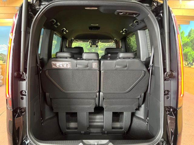普段のお買い物や通勤、送迎等に十分な荷室スペースを確保しております。セカンドシートを倒すと、大きな荷物の積載も可能です♪