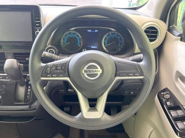 インテリアに合わせたデザインのステアリングは、運転される方のことも考え、運転しやすい形状、大きさです。是非一度、実際に触ってお確かめください。