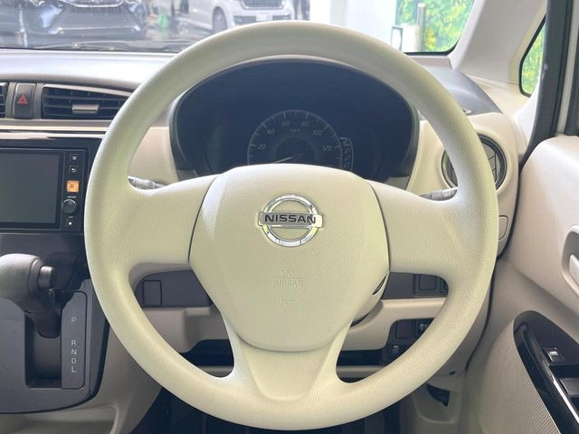 �C���e���A�ɍ��킹���f�U�C���̃X�e�A�����O�́A�^�]�������̂��Ƃ��l���A�^�]���₷���`��A�傫���ł��B�����x�A���ۂɐG���Ă��m���߂��������B
