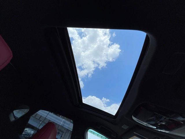 【サンルーフ】開放感たっぷりの希少装備、サンルーフが装着されています!車内に明かりを取り入れたり景色を楽しむ以外にも、車内の空気も簡単に換気できて快適です!