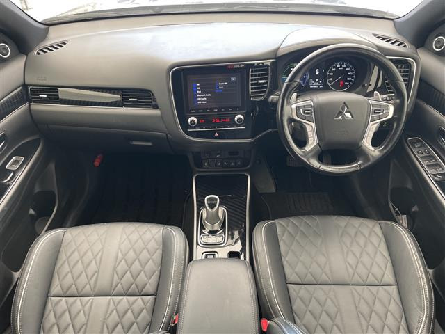 アウトランダーPHEV2.4 G プレミアムパッケージ 4WD