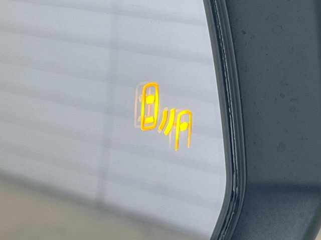 【ブラインドスポットモニター】走行中、ドアミラーの死角になりやすい箇所に後続車が接近するとサイドミラーのレンズに警告を表示!ドライバーに注意喚起をしてくれます。