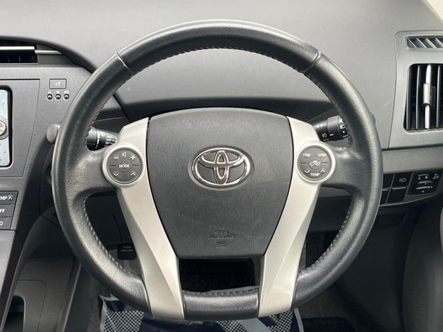 �C���e���A�ɍ��킹���f�U�C���̃X�e�A�����O�́A�^�]�������̂��Ƃ��l���A�^�]���₷���`��A�傫���ł��B�����x�A���ۂɐG���Ă��m���߂��������B