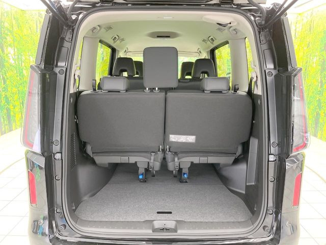 普段のお買い物や通勤、送迎等に十分な荷室スペースを確保しております。セカンドシートを倒すと、大きな荷物の積載も可能です♪
