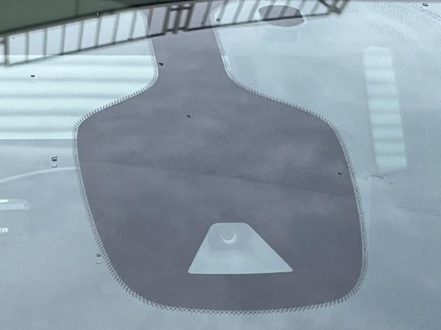 【エマージェンシーブレーキ】走行中に前方の車両等を認識し、衝突しそうな時は警報とブレーキで衝突回避と被害軽減をアシスト。より安全にドライブをお楽しみいただけます。