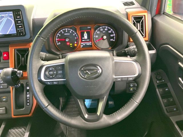 �C���e���A�ɍ��킹���f�U�C���̃X�e�A�����O�́A�^�]�������̂��Ƃ��l���A�^�]���₷���`��A�傫���ł��B�����x�A���ۂɐG���Ă��m���߂��������B